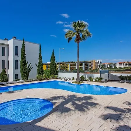 1min!&pool - Private Parking, Ac&wifi Apartment